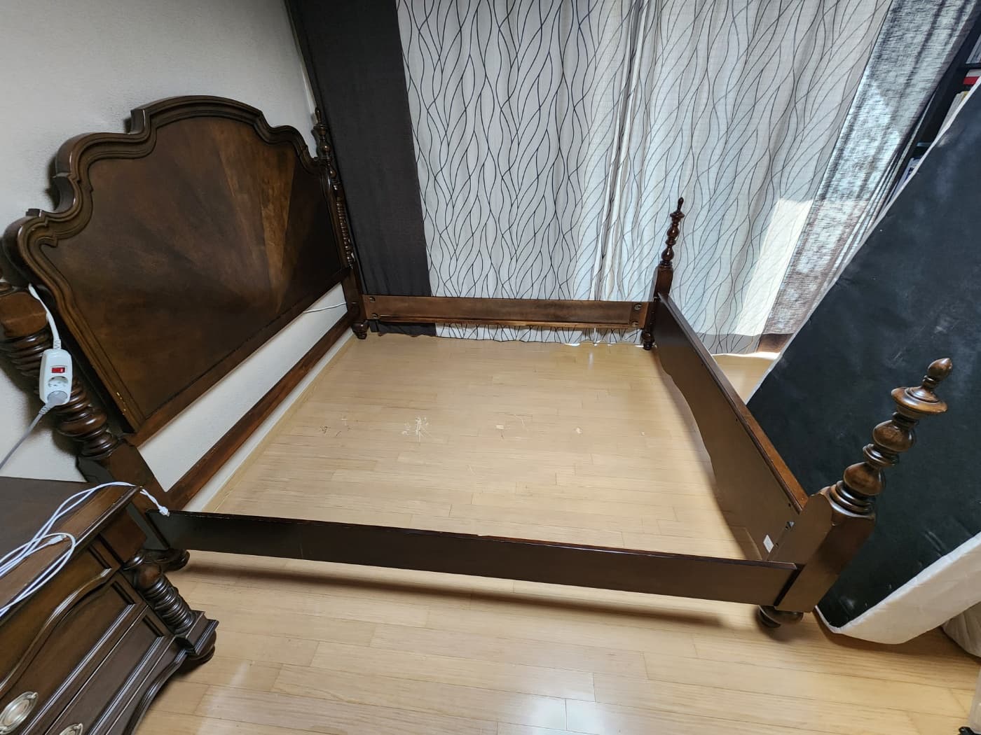 세종 침대 프레임 수리 현장에서 다른 각도로 본 외곽 프레임과 빈 내부
